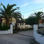 شقة Tzilios